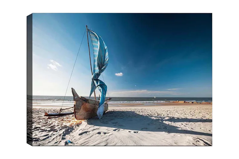 Canvastavla 70x100 cm - Segelbåt med blå segel på en strand, Blå / Beige / Brun