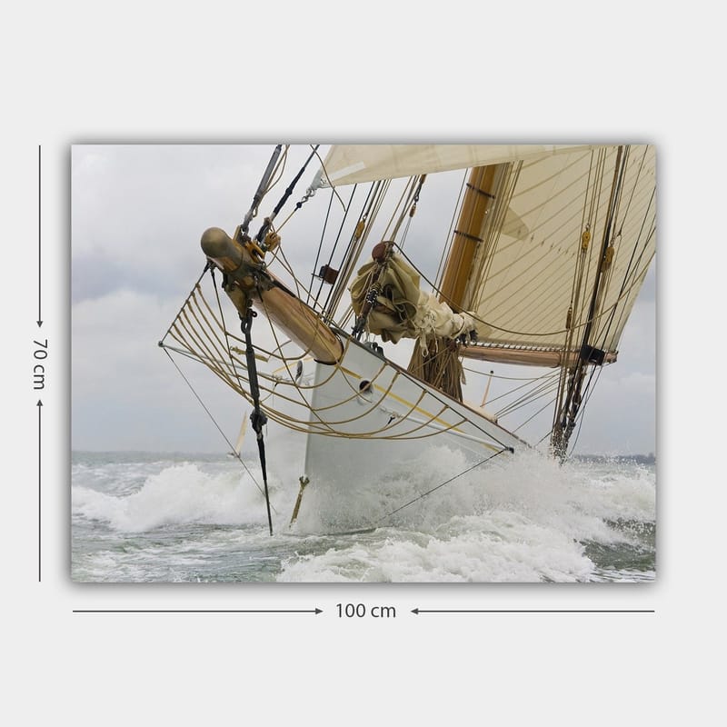 Canvastavla 70x100 cm - Segelbåt som kraftfullt navigerar genom vågorna - Vit / Beige / Brun - Inredning - Tavlor & konst - Canvastavlor