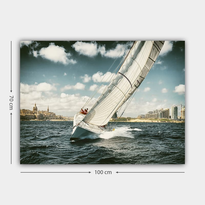 Canvastavla 70x100 cm - Segelbåt som navigerar genom vågorna under en klar himmel med moln - Blå / Vit / Grå - Inredning - Tavlor & konst - Canvastavlor