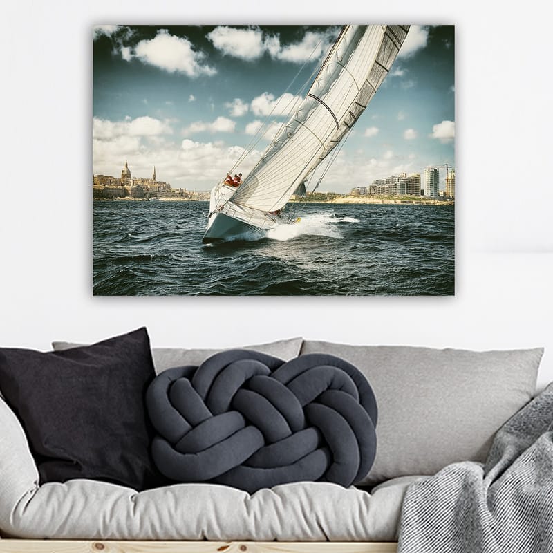 Canvastavla 70x100 cm - Segelbåt som navigerar genom vågorna under en klar himmel med moln - Blå / Vit / Grå - Inredning - Tavlor & konst - Canvastavlor