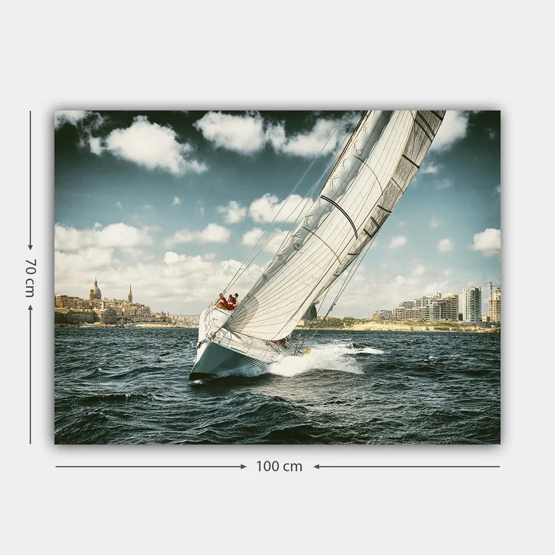 Canvastavla 70x100 cm - Segelbåt som navigerar genom vågorna under en klar himmel med moln - Blå / Vit / Grå - Inredning - Tavlor & konst - Canvastavlor