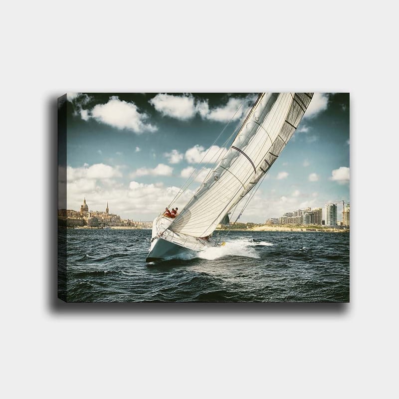 Canvastavla 70x100 cm - Segelbåt som navigerar genom vågorna under en klar himmel med moln - Blå / Vit / Grå - Inredning - Tavlor & konst - Canvastavlor