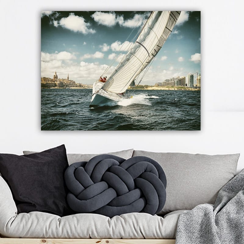 Canvastavla 70x100 cm - Segelbåt som navigerar genom vågorna under en klar himmel med moln - Blå / Vit / Grå - Inredning - Tavlor & konst - Canvastavlor