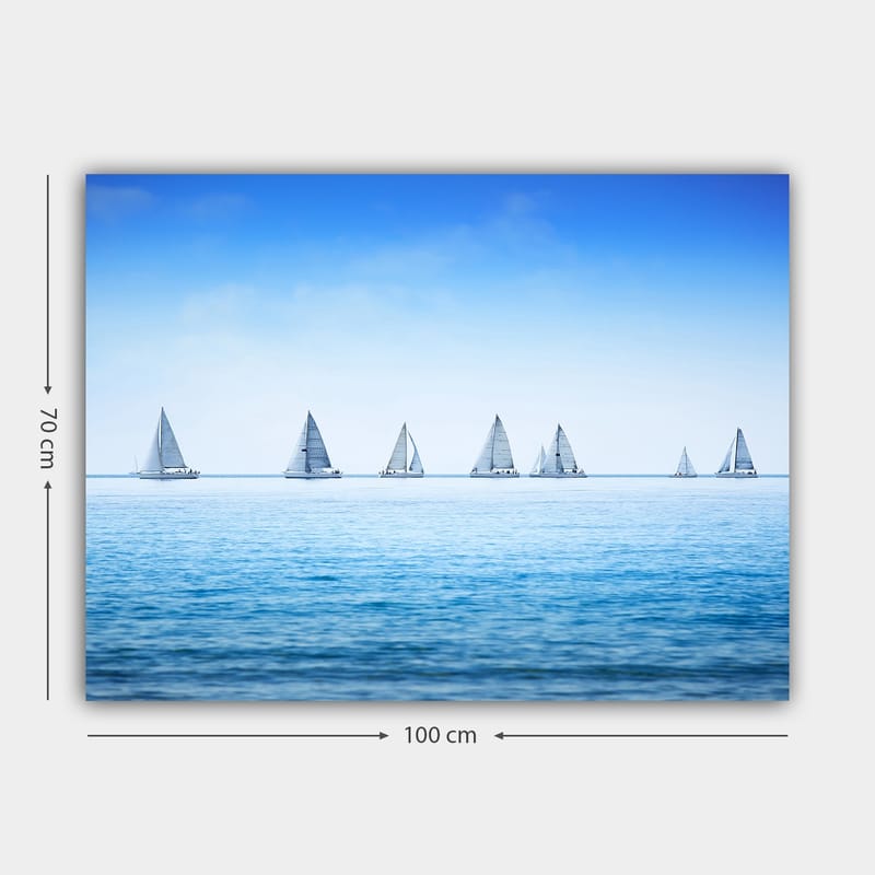 Canvastavla 70x100 cm - Segelbåtar som glider fram över en lugn sjö under en klar blå himmel - Blå / Vit - Inredning - Tavlor & konst - Canvastavlor