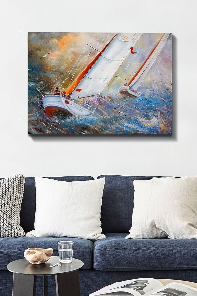Canvastavla 70x100 cm - Segelbåtar som navigerar genom kraftiga vågor i en dramatisk havsmiljö - Vit / Orange / Blå - Inredning - Tavlor & konst - Canvastavlor