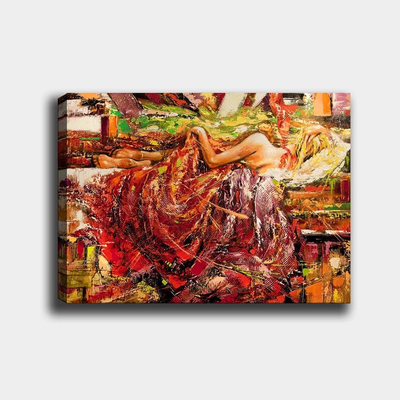 Canvastavla 70x100 cm - Sensuell kvinna som vilar i en draperad klänning av röd och orange färg - Röd / Orange / Gul - Inredning - Tavlor & konst - Canvastavlor