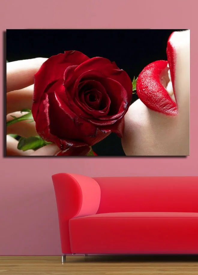 Canvastavla 70x100 cm - Sensuell närbild av en ros som hålls nära en läpp med röd läppstift - Röd / Grön - Inredning - Tavlor & konst - Canvastavlor