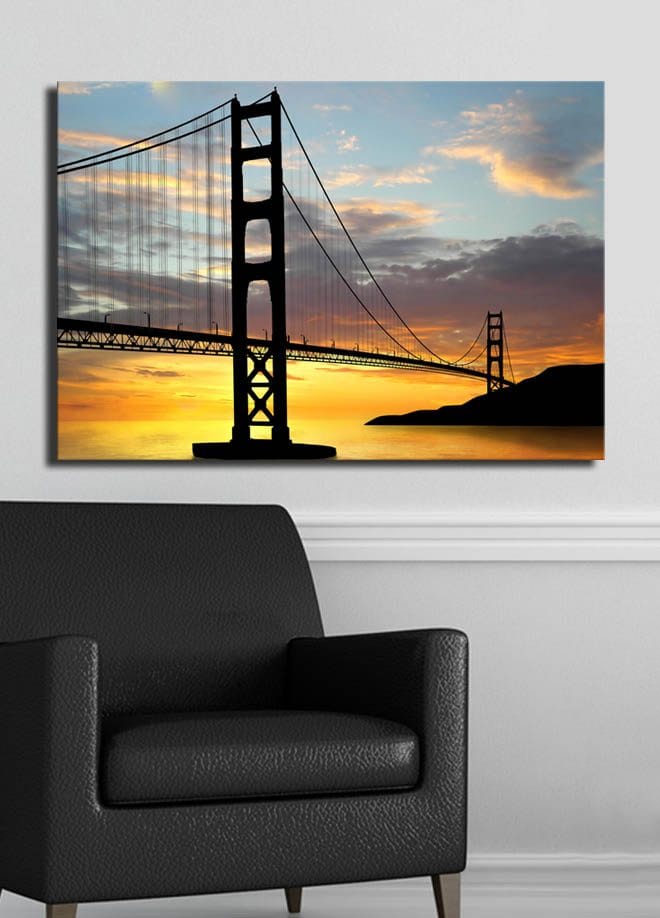 Canvastavla 70x100 cm - Silhuett av en bro mot en färgsprakande solnedgång - Orange / Svart / Blå - Inredning - Tavlor & konst - Canvastavlor