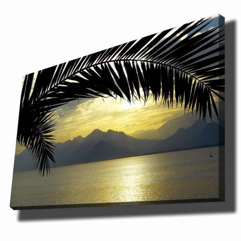 Canvastavla 70x100 cm - Silhuett av palmer mot en gyllene solnedgång över bergen och havet - Svart / Guld / Grå - Inredning - Tavlor & konst - Canvastavlor