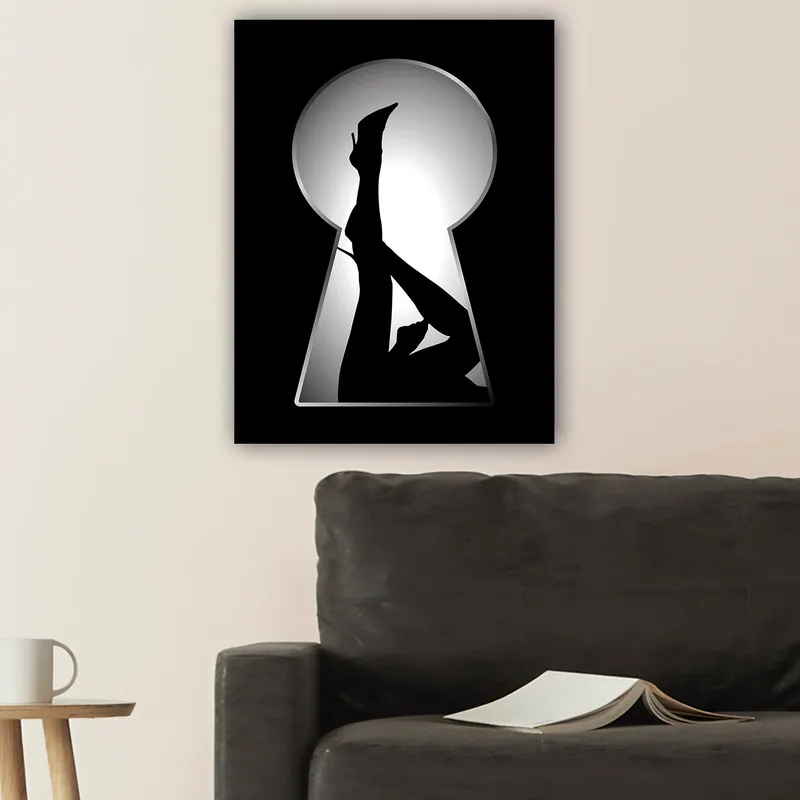 Canvastavla 70x100 cm - Silhuetten av en kvinna i högklackade skor genom ett nyckelhål - Svart / Vitt - Inredning - Tavlor & konst - Canvastavlor
