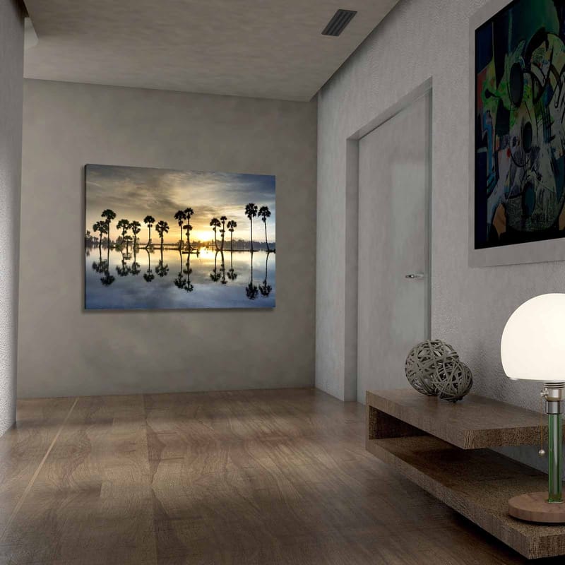 Canvastavla 70x100 cm - Silhuetter av palmer vid en spegelblanka sjö vid solnedgång - Guld / Blå / Svart - Inredning - Tavlor & konst - Canvastavlor