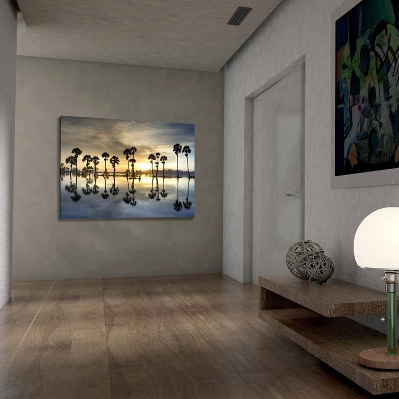 Canvastavla 70x100 cm - Silhuetter av palmer vid en spegelblanka sjö vid solnedgång - Guld / Blå / Svart - Inredning - Tavlor & konst - Canvastavlor