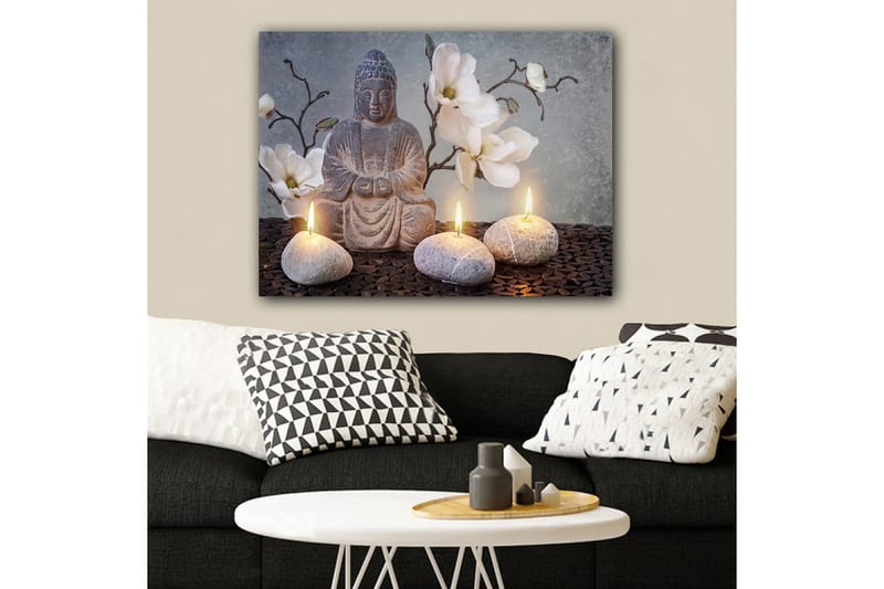 Canvastavla 70x100 cm - Sittande Buddha omgiven av blommor och stenar med tända ljus - Grå / Vit / Beige - Inredning - Tavlor & konst - Canvastavlor