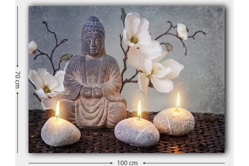 Canvastavla 70x100 cm - Sittande Buddha omgiven av blommor och stenar med tända ljus - Grå / Vit / Beige - Inredning - Tavlor & konst - Canvastavlor