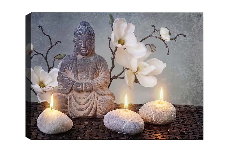 Canvastavla 70x100 cm - Sittande Buddha omgiven av blommor och stenar med tända ljus, Grå / Vit / Beige