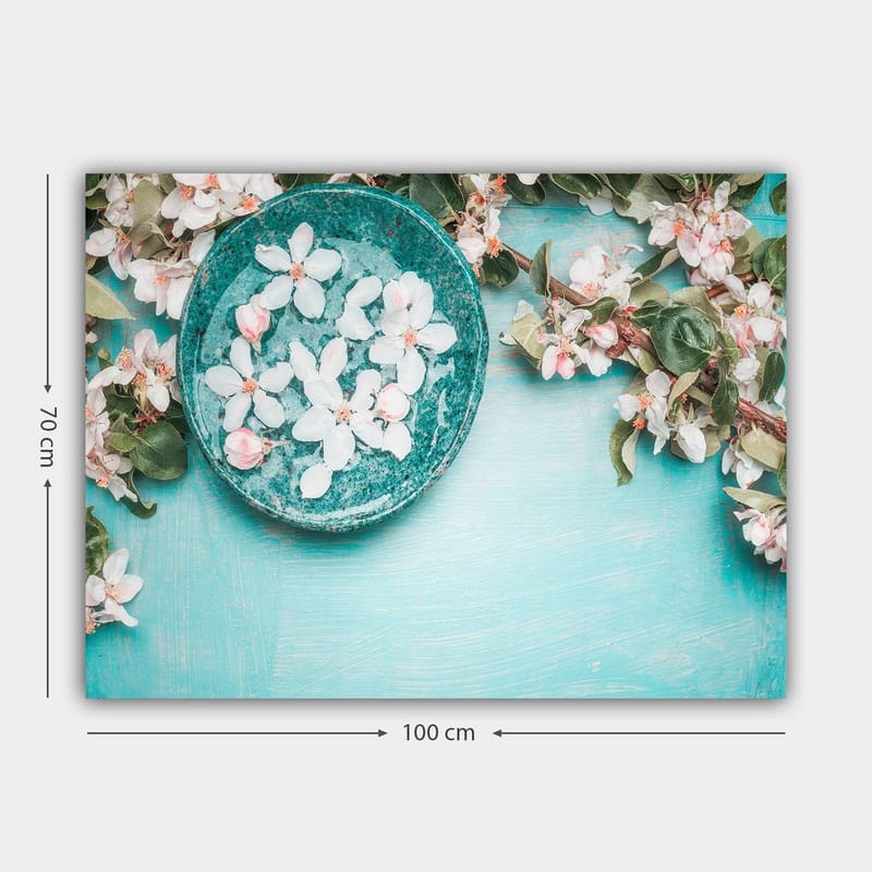 Canvastavla 70x100 cm - Skål med blommor omgiven av grönskande kvistar och blommor på en ljusblå bakgrund - Turkos / Vit / Rosa - Inredning - Tavlor & konst - Canvastavlor
