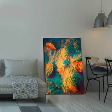 Canvastavla 70x100 cm - Skaldjursskal på sand med en färgglad och drömlik bakgrund - Turkos / Orange / Lila - Inredning - Tavlor & konst - Canvastavlor