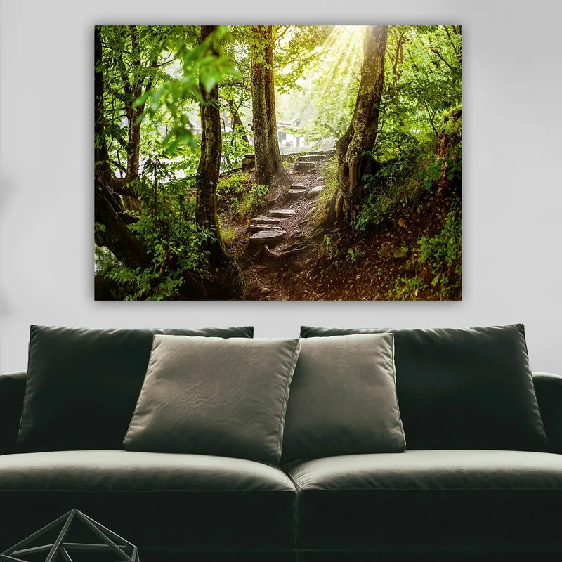 Canvastavla 70x100 cm - Solbelyst stig omgiven av grönska i en skogsmiljö - Grön / Brun - Inredning - Tavlor & konst - Canvastavlor