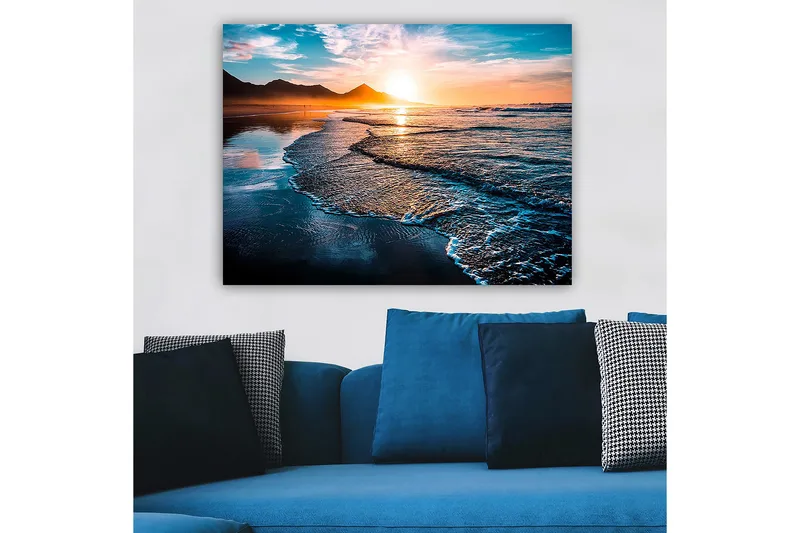 Canvastavla 70x100 cm - Solnedgång över en strand med mjuka vågor som rullar in mot kusten - Blå / Orange / Turkos - Inredning - Tavlor & konst - Canvastavlor