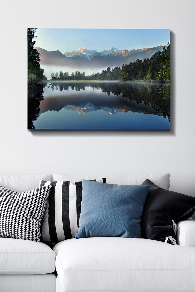 Canvastavla 70x100 cm - Spegelbild av majestätiska berg som reflekteras i en stilla sjö omgiven av grönskande skog - Blå / Grön / Vit - Inredning - Tavlor & konst - Canvastavlor