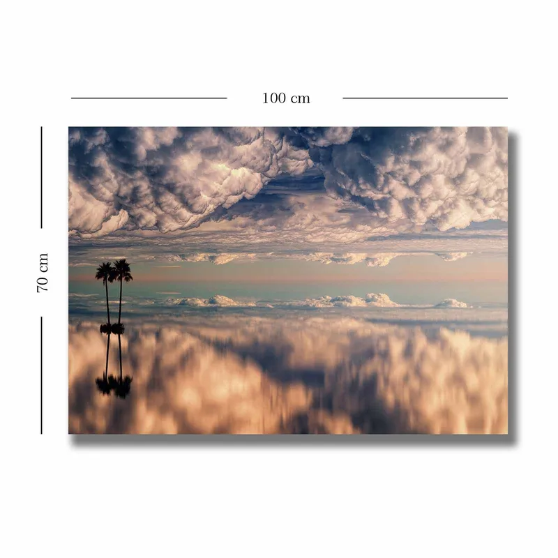 Canvastavla 70x100 cm - Stämningsfull landskapsmålning med palmer som speglas i en drömlik himmel fylld av moln - Blå / Beige / Vit - Inredning - Tavlor & konst - Canvastavlor