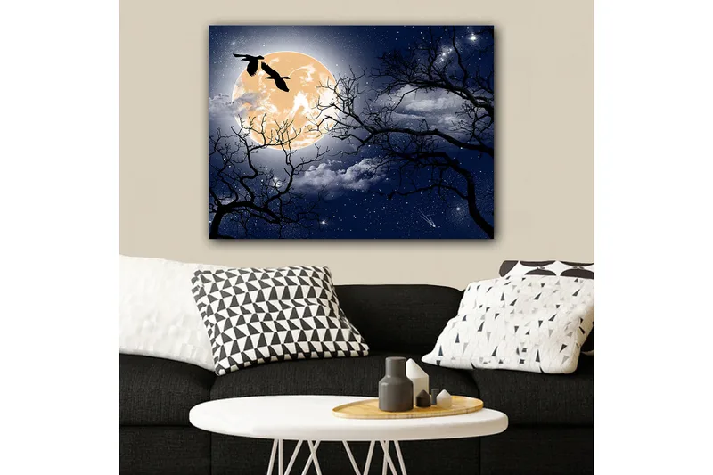 Canvastavla 70x100 cm - Stämningsfull nattlandskap med en stor måne och silhuetter av träd samt fåglar som flyger över himlen, Mörkblå / Svart / Ljusgul