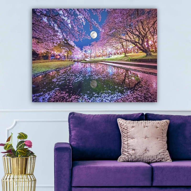 Canvastavla 70x100 cm - Stämningsfull scen med körsbärsträd i blom och en fullmåne som speglas i en stilla sjö - Rosa / Blå / Grön - Inredning - Tavlor & konst - Canvastavlor