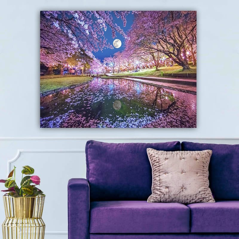 Canvastavla 70x100 cm - Stämningsfull scen med körsbärsträd i blom och en fullmåne som speglas i en stilla sjö - Rosa / Blå / Grön - Inredning - Tavlor & konst - Canvastavlor