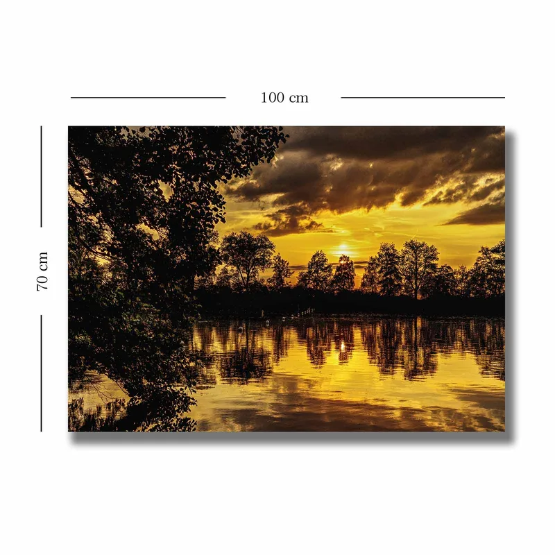 Canvastavla 70x100 cm - Stämningsfull solnedgång över en spegelblanka sjö, omgiven av silhouetter av träd - Guld / Svart / Mörkgrön - Inredning - Tavlor & konst - Canvastavlor