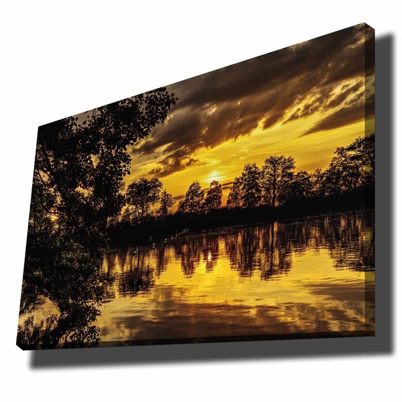 Canvastavla 70x100 cm - Stämningsfull solnedgång över en spegelblanka sjö, omgiven av silhouetter av träd, Guld / Svart / Mörkgrön