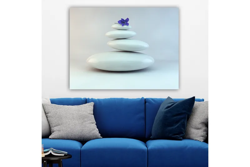 Canvastavla 70x100 cm - Stapel av vita stenar med en lila blomma på toppen - Vit / Lila - Inredning - Tavlor & konst - Canvastavlor