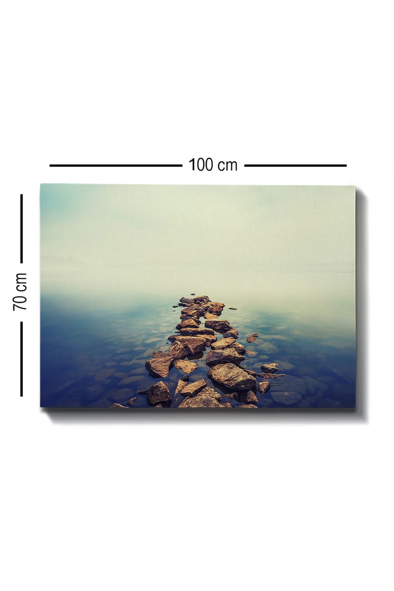 Canvastavla 70x100 cm - Stenlagd väg som sträcker sig över en stilla vattenyta - Grå / Blå / Beige - Inredning - Tavlor & konst - Canvastavlor