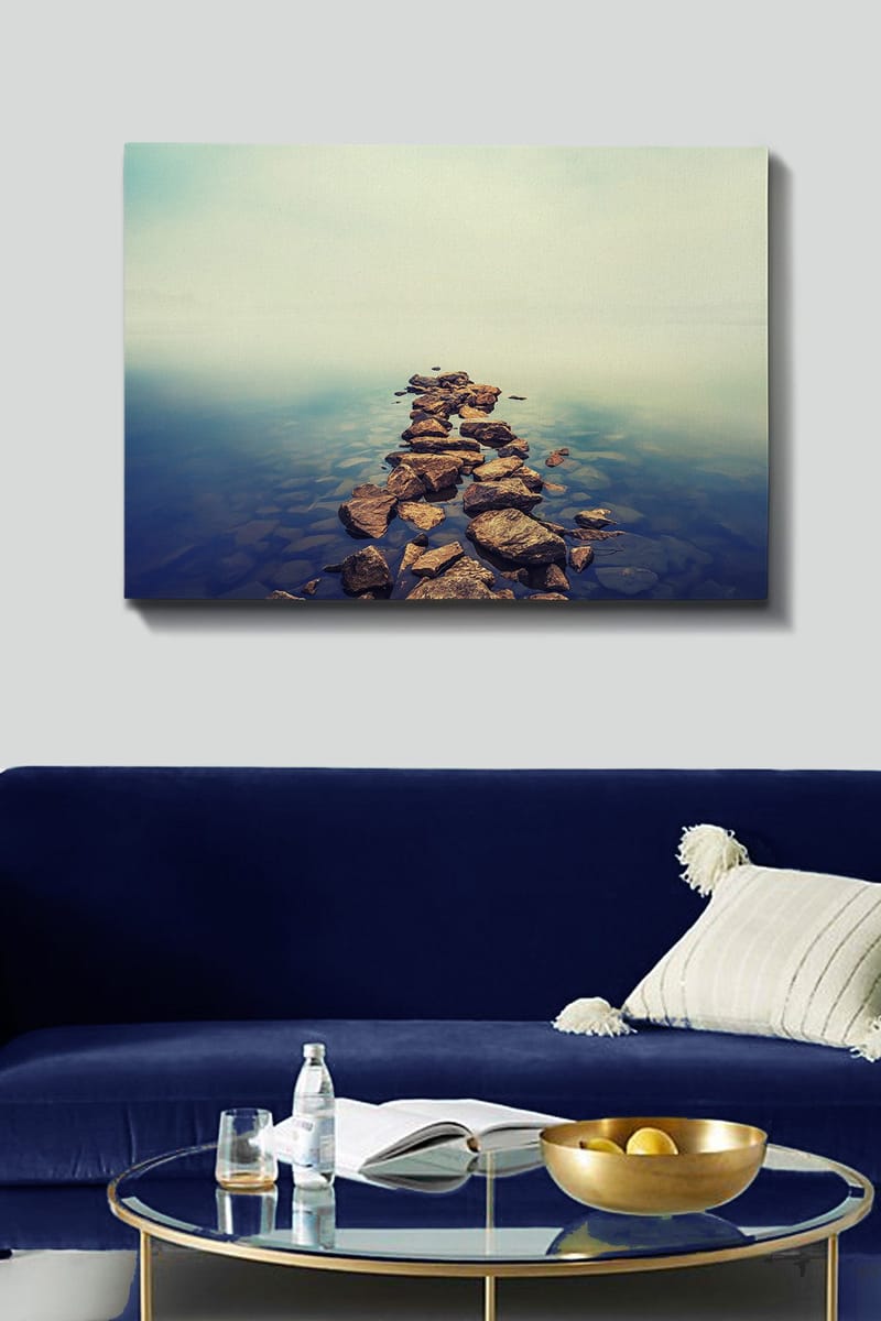 Canvastavla 70x100 cm - Stenlagd väg som sträcker sig över en stilla vattenyta - Grå / Blå / Beige - Inredning - Tavlor & konst - Canvastavlor