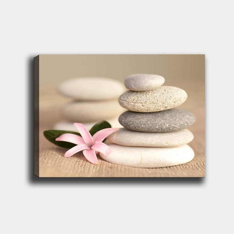 Canvastavla 70x100 cm - Stenpyramid med en rosa blomma som symboliserar balans och harmoni, Grå / Beige / Rosa