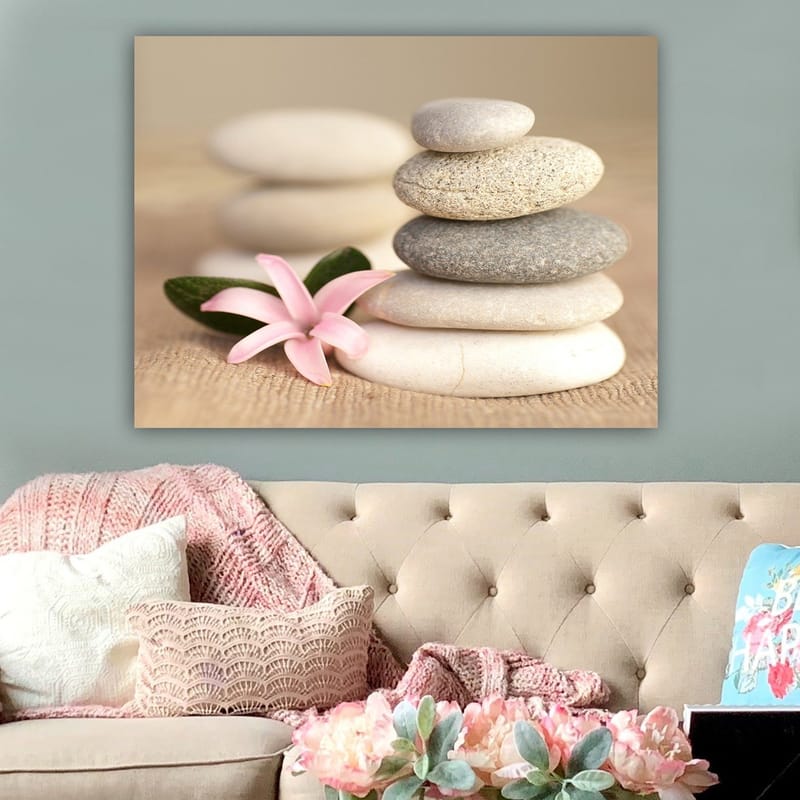 Canvastavla 70x100 cm - Stenpyramid med en rosa blomma som symboliserar balans och harmoni - Grå / Beige / Rosa - Inredning - Tavlor & konst - Canvastavlor