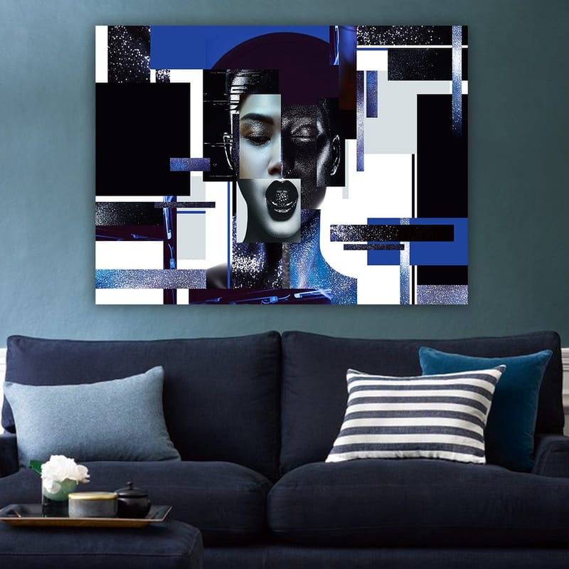 Canvastavla 70x100 cm - Stiliserad ansiktsbild med geometriska former och kontrasterande färger som skapar en modern och futuristisk känsla - Mörkblå / Svart / Vit - Inredning - Tavlor & konst - Canvastavlor