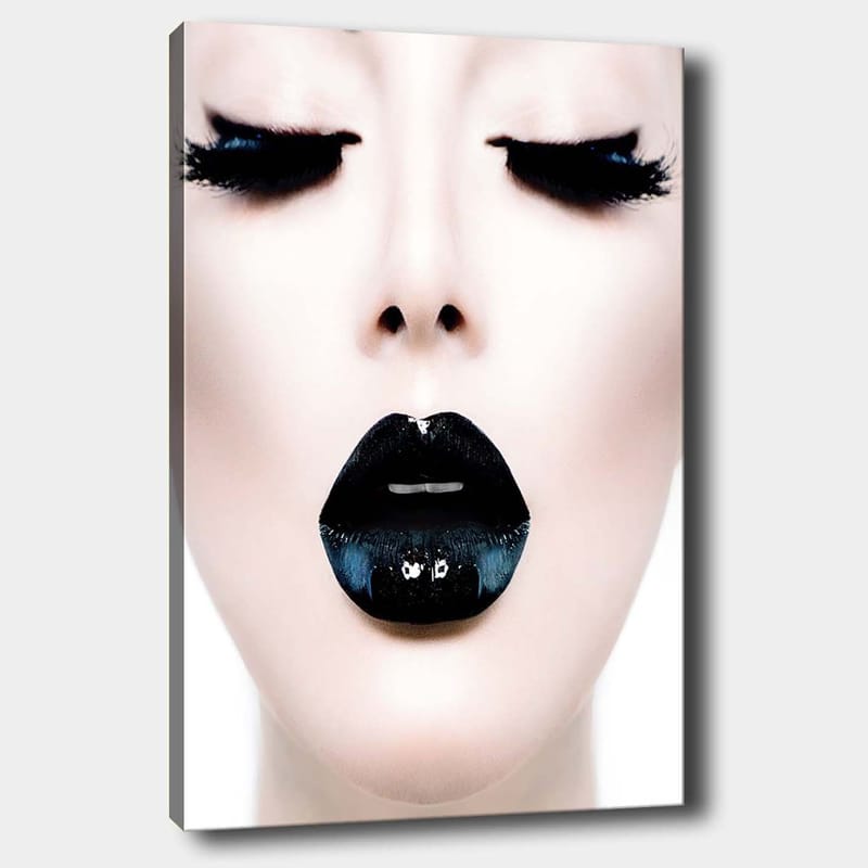 Canvastavla 70x100 cm - Stiliserad ansiktsporträtt med fokus på en person med svart läppstift och dramatiska ögonfransar, Svart / Vit / Grå