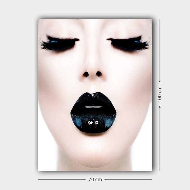 Canvastavla 70x100 cm - Stiliserad ansiktsporträtt med fokus på en person med svart läppstift och dramatiska ögonfransar - Svart / Vit / Grå - Inredning - Tavlor & konst - Canvastavlor