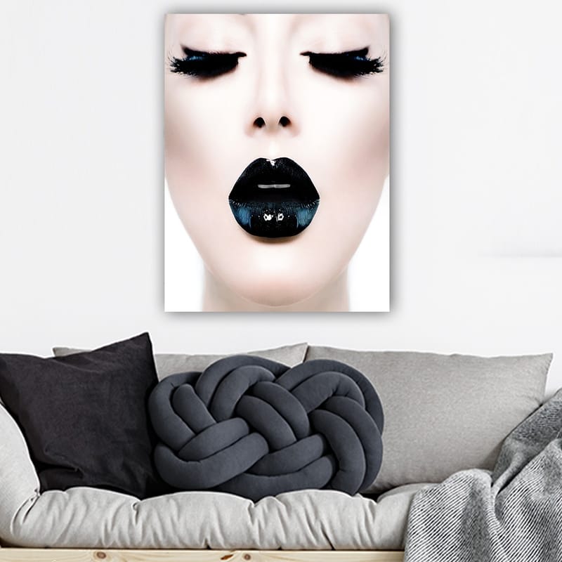 Canvastavla 70x100 cm - Stiliserad ansiktsporträtt med fokus på en person med svart läppstift och dramatiska ögonfransar - Svart / Vit / Grå - Inredning - Tavlor & konst - Canvastavlor