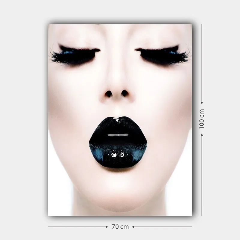 Canvastavla 70x100 cm - Stiliserad ansiktsporträtt med fokus på en person med svart läppstift och dramatiska ögonfransar - Svart / Vit / Grå - Inredning - Tavlor & konst - Canvastavlor