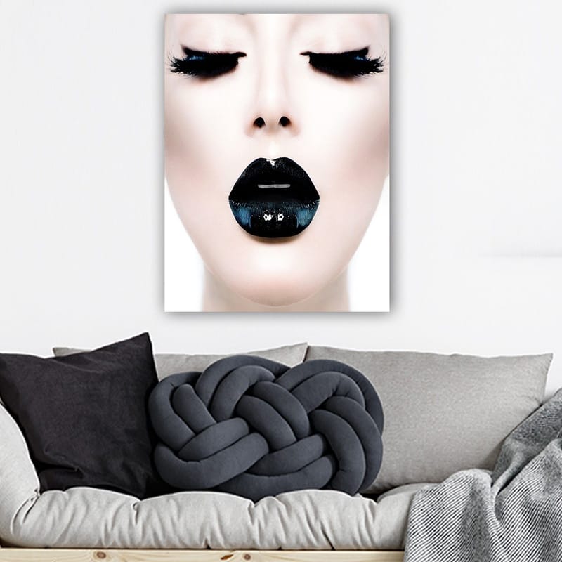 Canvastavla 70x100 cm - Stiliserad ansiktsporträtt med fokus på en person med svart läppstift och dramatiska ögonfransar - Svart / Vit / Grå - Inredning - Tavlor & konst - Canvastavlor
