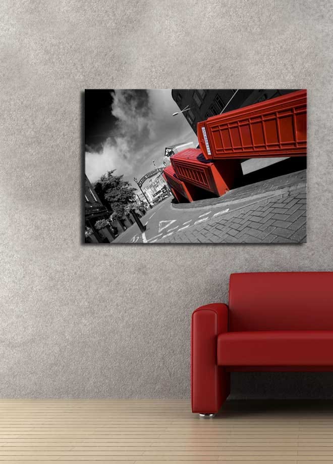 Canvastavla 70x100 cm - Stiliserad bild av röda telefonkiosker i en svartvit stadsbild - Röd / Svart - Inredning - Tavlor & konst - Canvastavlor