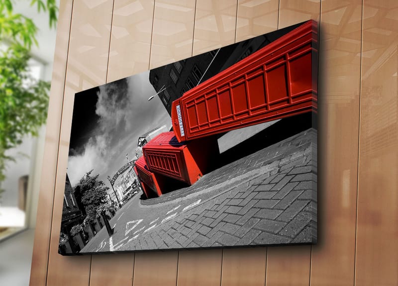 Canvastavla 70x100 cm - Stiliserad bild av röda telefonkiosker i en svartvit stadsbild - Röd / Svart - Inredning - Tavlor & konst - Canvastavlor