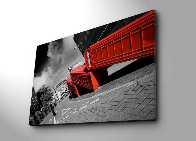 Canvastavla 70x100 cm - Stiliserad bild av röda telefonkiosker i en svartvit stadsbild - Röd / Svart - Inredning - Tavlor & konst - Canvastavlor
