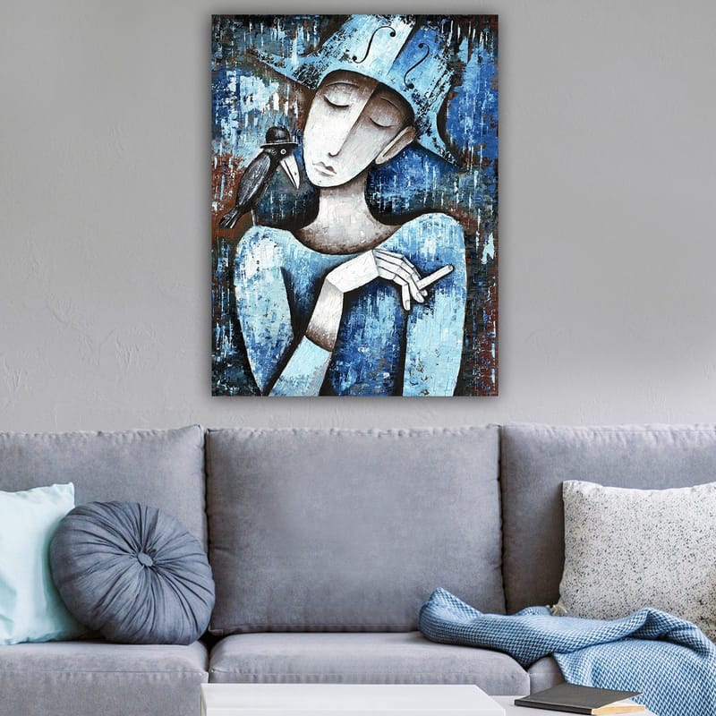 Canvastavla 70x100 cm - Stiliserad kvinna med en svart fågel på axeln, klädd i blått och vitt - Blå / Vit / Svart - Inredning - Tavlor & konst - Canvastavlor