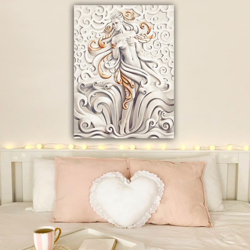 Canvastavla 70x100 cm - Stiliserad kvinna omgiven av svängande mönster och ornamentik - Vit / Beige / Guld - Inredning - Tavlor & konst - Canvastavlor