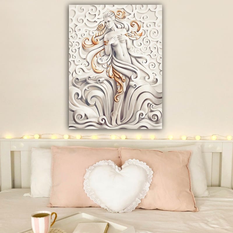 Canvastavla 70x100 cm - Stiliserad kvinna omgiven av svängande mönster och ornamentik - Vit / Beige / Guld - Inredning - Tavlor & konst - Canvastavlor