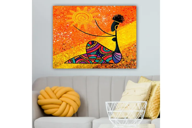 Canvastavla 70x100 cm - Stiliserad kvinna som håller en sol i handen, omgiven av färgglada mönster - Orange / Svart / Lila - Inredning - Tavlor & konst - Canvastavlor