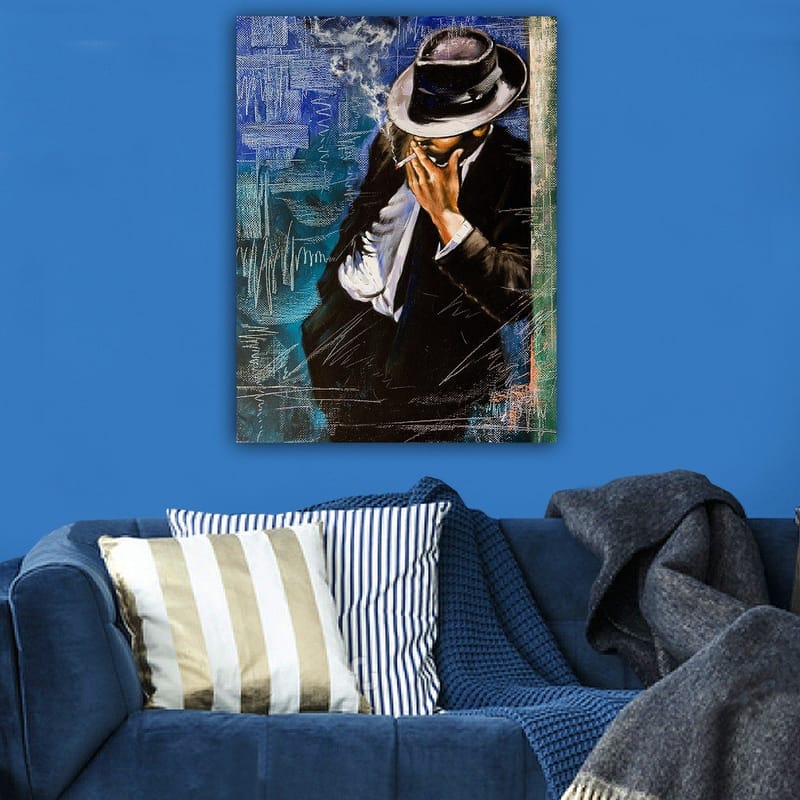 Canvastavla 70x100 cm - Stiliserad man i kostym som röker en cigarett, med en känsla av mystik och elegans - Mörkblå / Svart / Vit - Inredning - Tavlor & konst - Canvastavlor