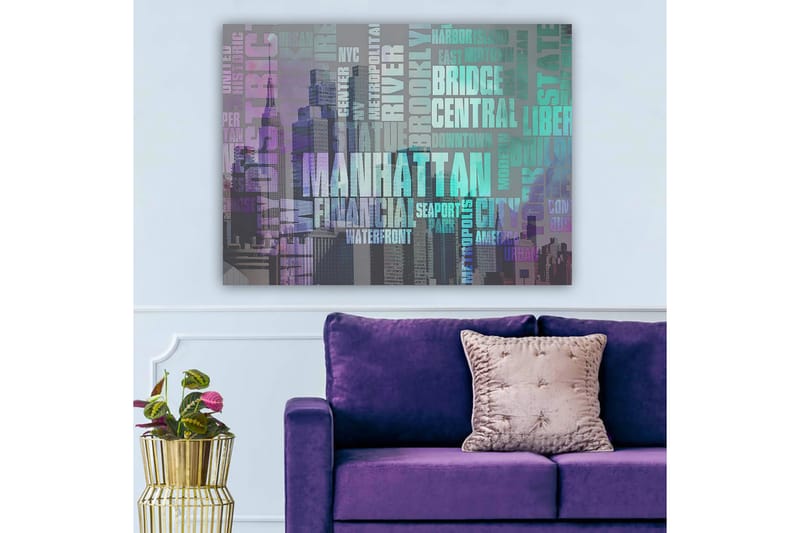 Canvastavla 70x100 cm - Stiliserad representation av Manhattan med fokus på stadens namn och ikoniska byggnader - Lila / Turkos / Grå - Inredning - Tavlor & konst - Canvastavlor